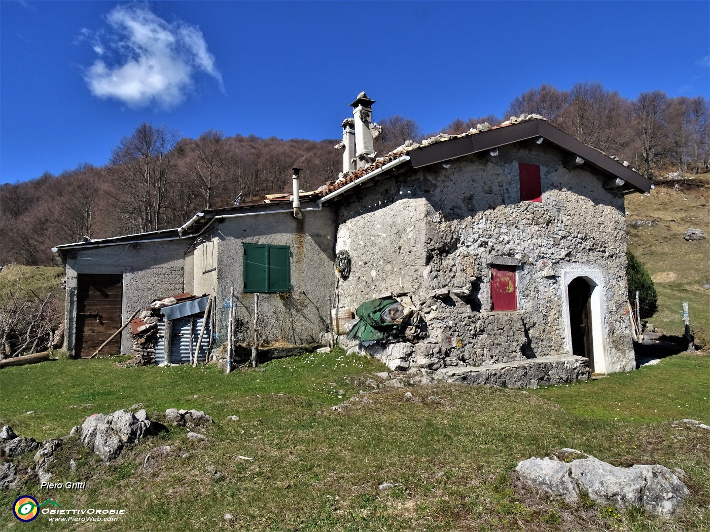 04 Dalla bella conca pascoliva della Baita del Sornadello (1407 m) il sentiero per il Pizzo Grande si ammorbidisce  .JPG